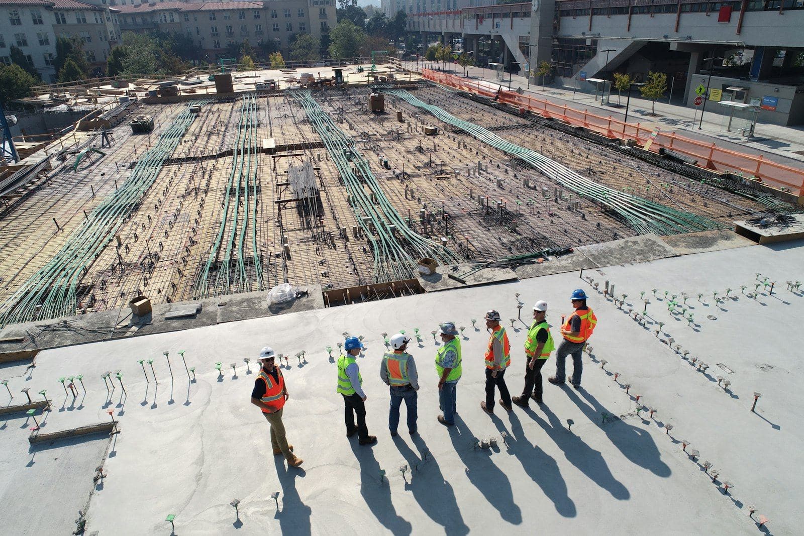 Projectteam op een bouwlocatie, van bovenaf gezien